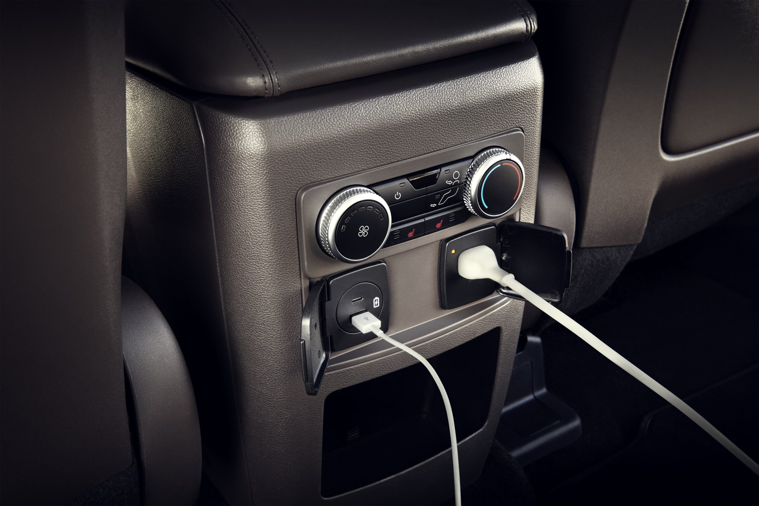 Ford Explorer 2023: Với 9 điểm cắm điện thông minh bao gồm cổng USC-A, USB-C, 12V, 110V và phích cắm thông thường.