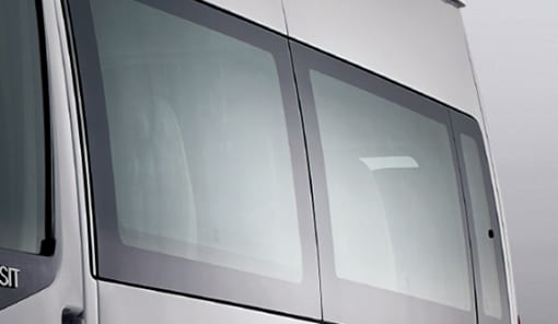 Ford Transit 2020 - Hệ thống kính cách nhiệt màu tối tạo cảm giác sang trọng khi nhìn từ bên ngoài và duy trì không khí mát mẻ cho hành khách trên xe